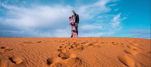 Sandboarding o sand skiing en el desierto de Ica