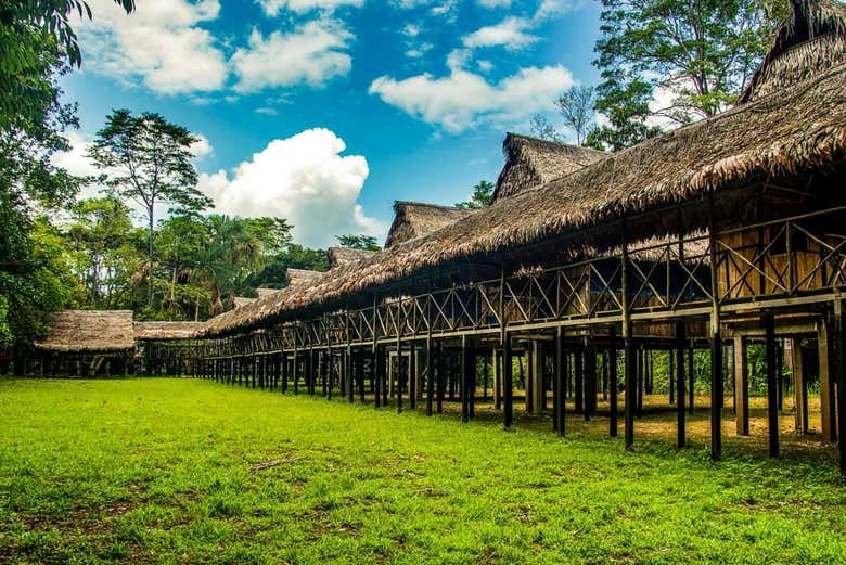 Cabanes dans le campement