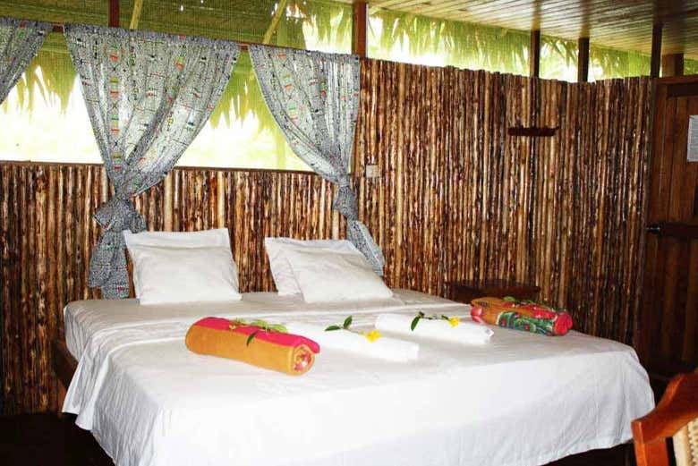 Cama de casal em um dos quartos do acampamento