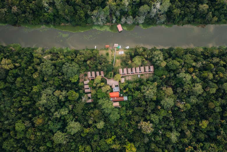 Vue aérienne de la rivière Yanayacu et des cabanes
