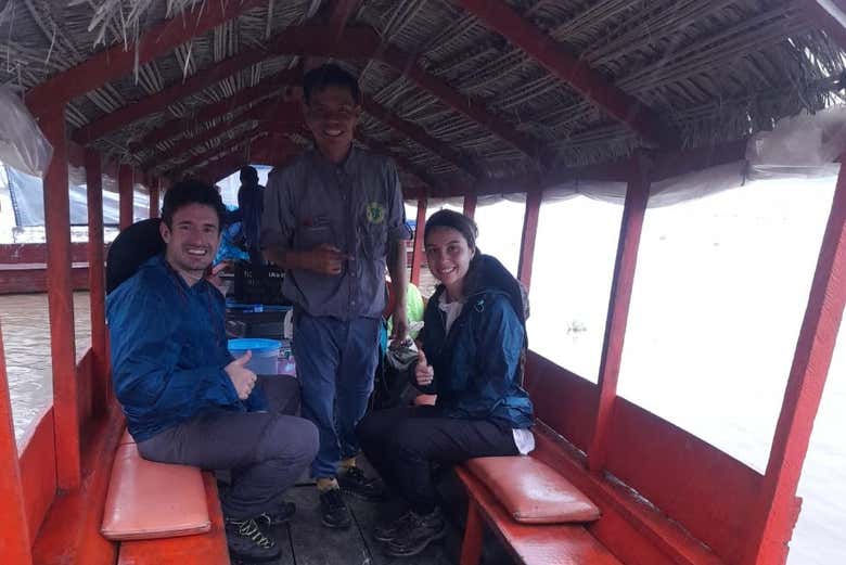 Navegando en una barca por el río Amazonas