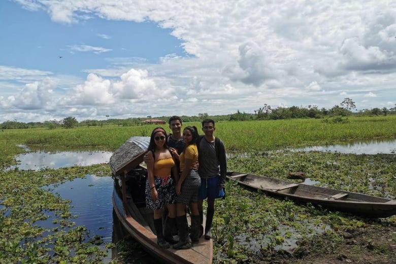 Passeio de canoa pelo rio Amazonas