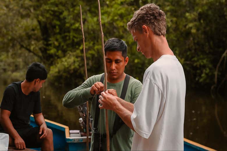 Préparation de la canne à pêche traditionnelle pour la pêche 