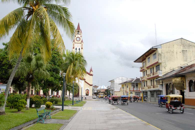 Acercándonos a la Plaza de Armas de Iquitos
