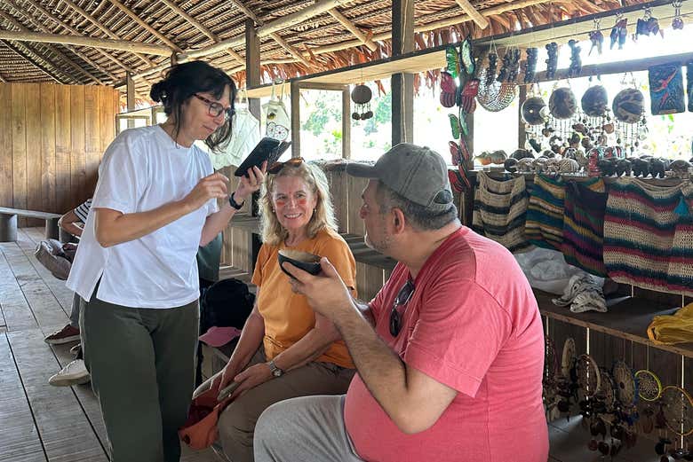 Viendo las artesanías realizadas en la comunidad indígena