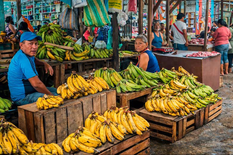 Venta de platanos amazonicos en el mercado de Belén