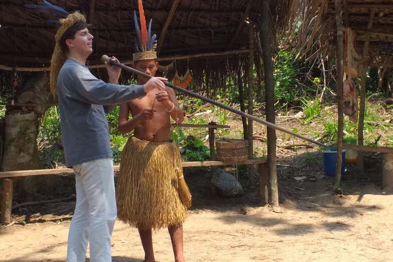 Aprendendo sobre os costumes da tribo nativa