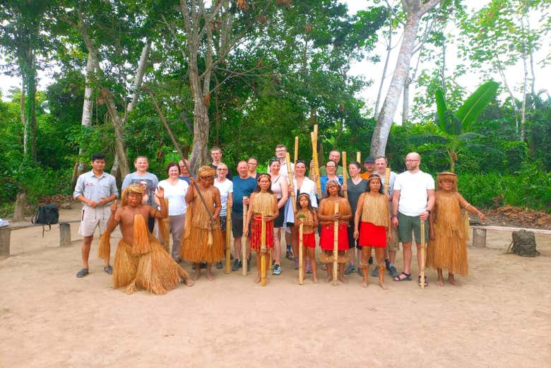 Juntamente com os membros da tribo Yagua