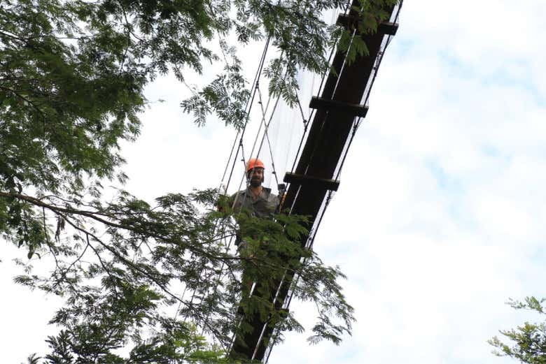 Attraversando il ponte sospeso