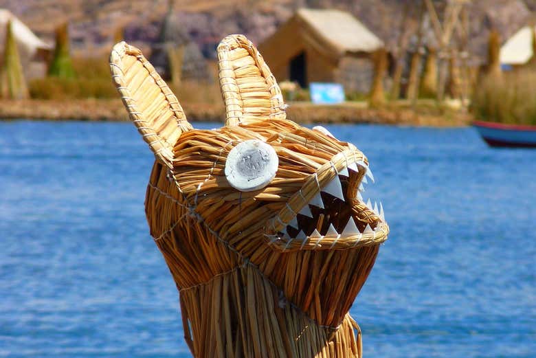 A típica decoração das embarcações dos Uros