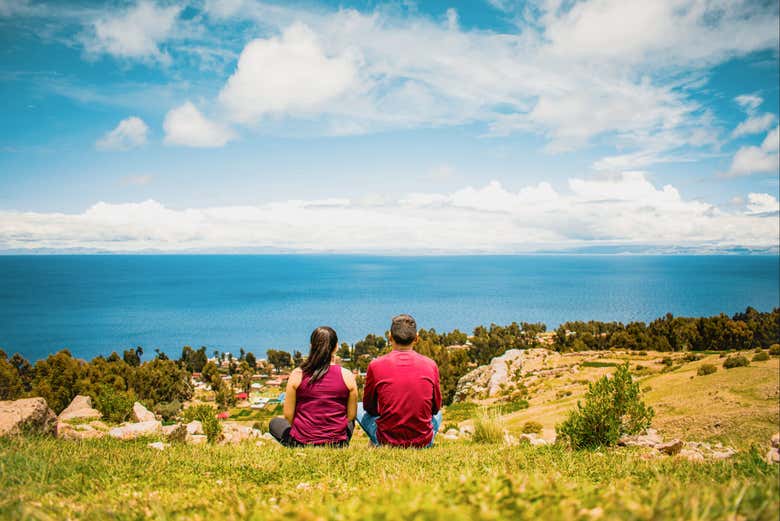 Admirando as vistas do lago Titicaca de Amantaní