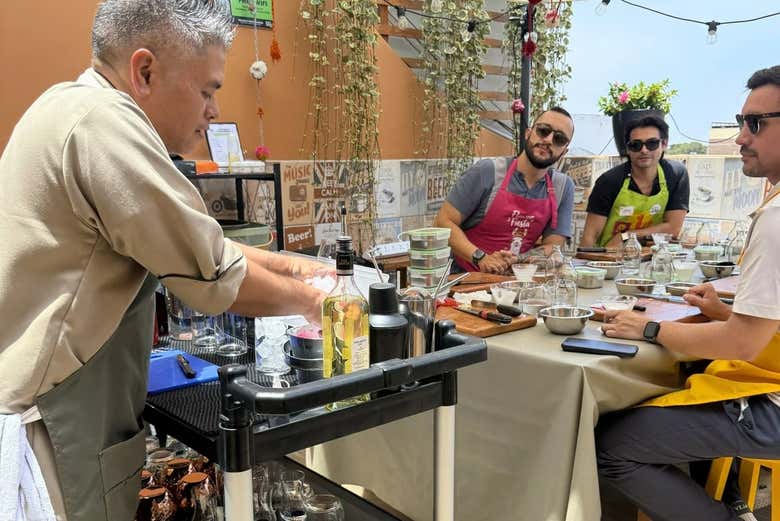 Atendiendo a las explicaciones del chef