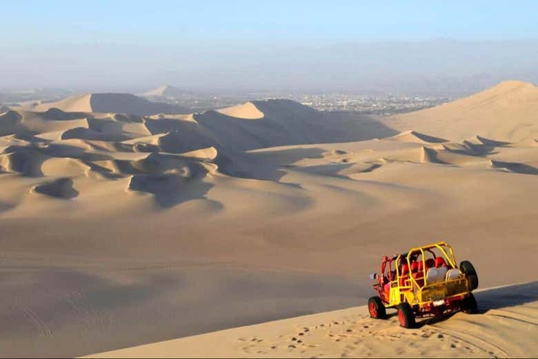 Buggy en lo alto de las dunas de Huacachina