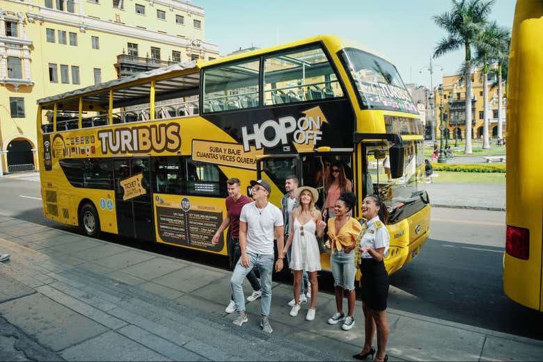 Listos para subir al autobús turístico de Lima