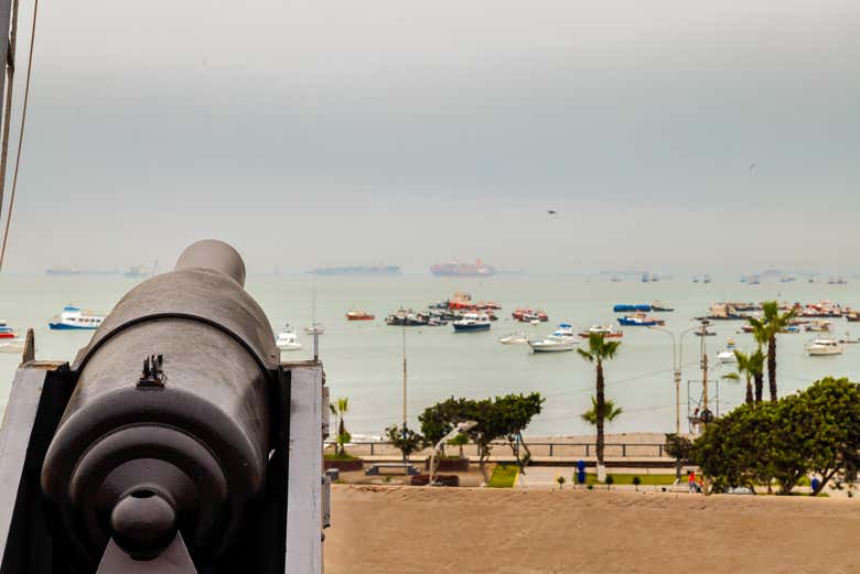 Un cañón apuntando al puerto del Callao