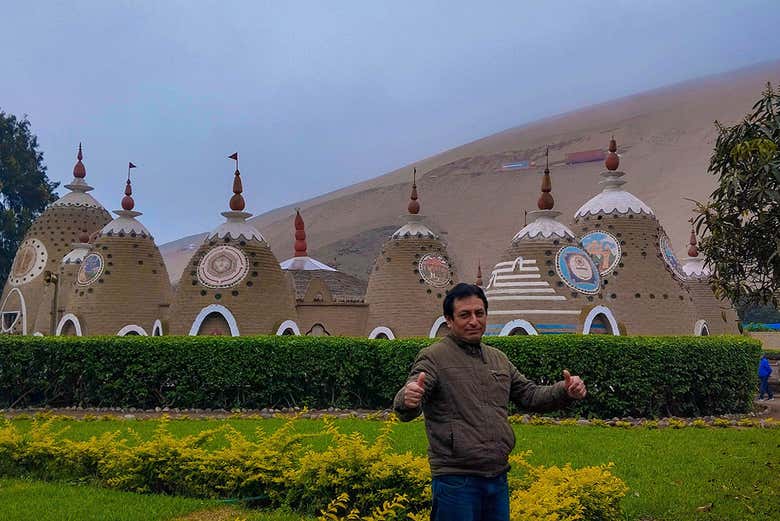 Com as pequenas casas de Ecotruly ao fundo