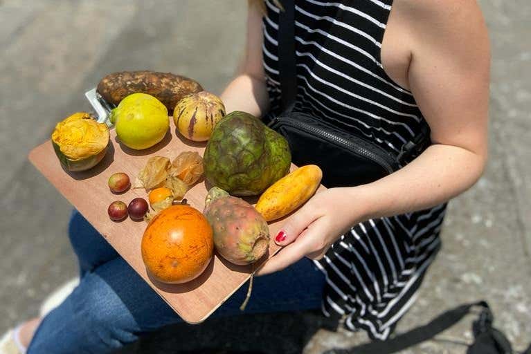 Uma bandeja de fruta típica