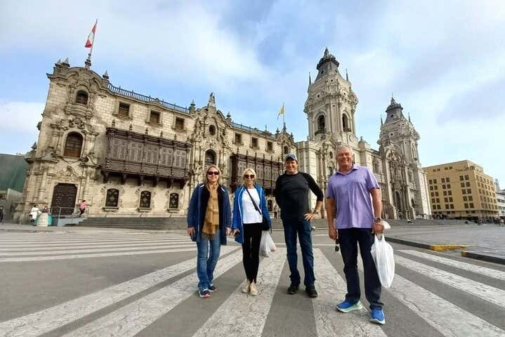 Foto con la catedral de Lima de fondo