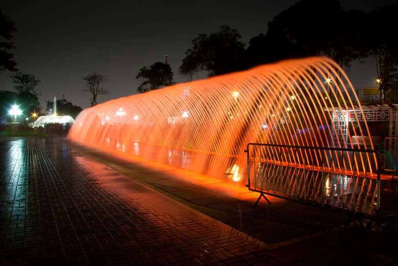 Um túnel formado por jatos d'água