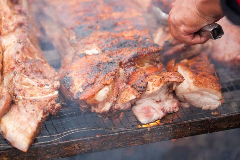 Asando carne en un puesto callejero