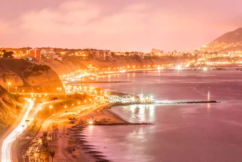 Vista noturna da costa