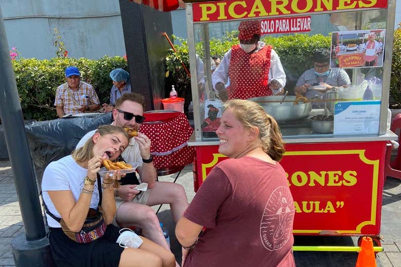 Uma parada para provar os picarones peruanos