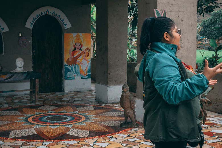 Em frente aos curiosos edifícios do Ecotruly Park