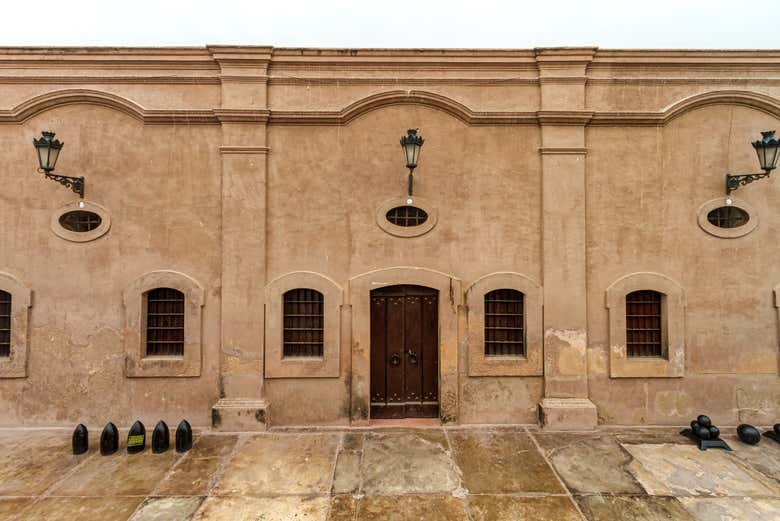 Un edificio dentro de la fortaleza