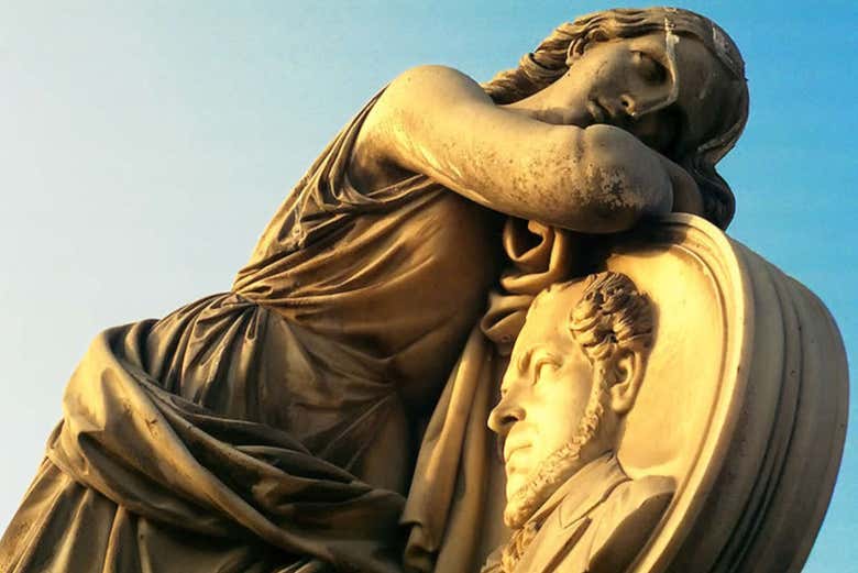 Estatua en una tumba del Presbítero Maestro