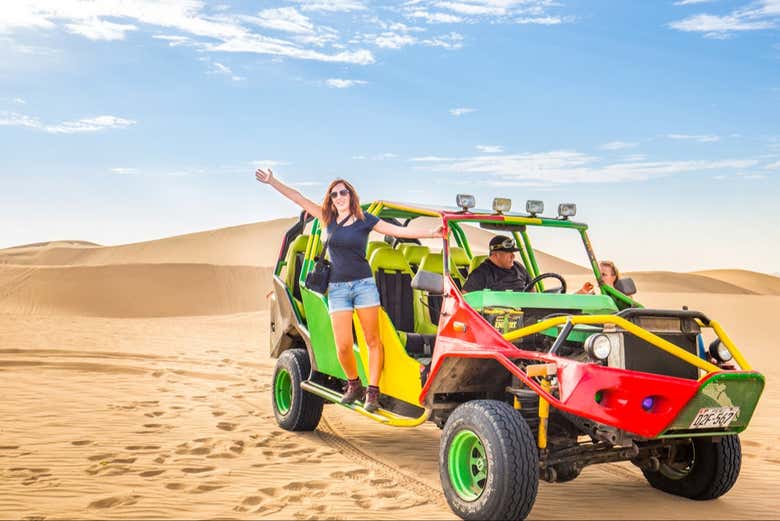 Disfrutando del paseo en buggy por las dunas