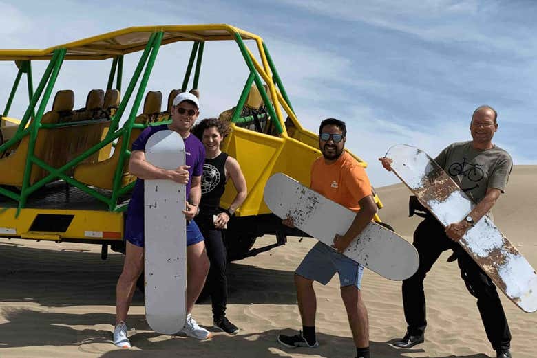 Listos para deslizarnos en sandboard por las dunas