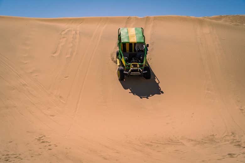 Paseando en buggy por la Huacachina