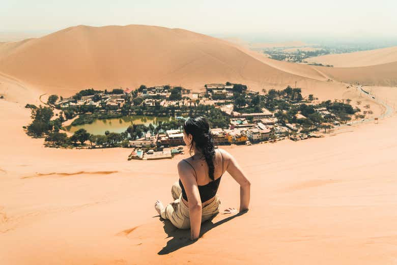 Disfrutando de las vistas del oasis