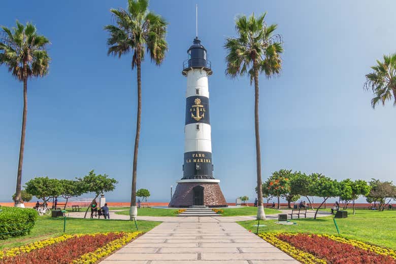 Contemplando el faro de la Marina
