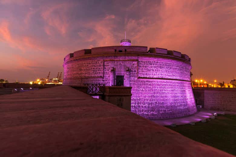 La Fortaleza del Real Felipe iluminada