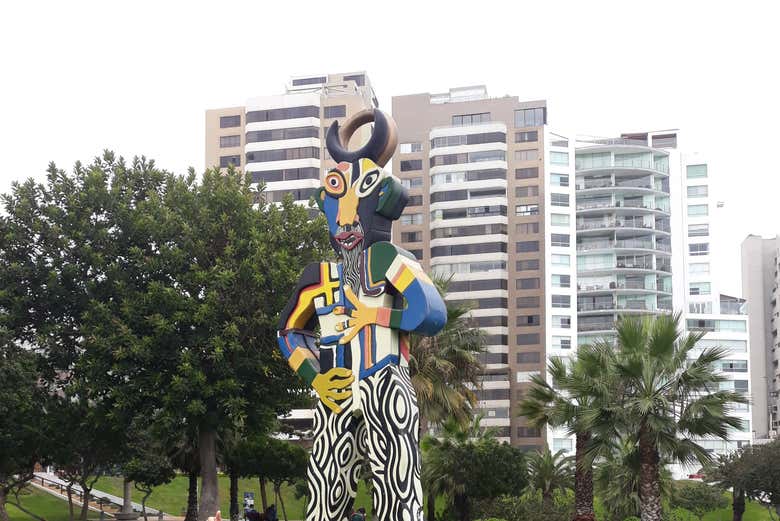 Una escultura en el Malecón de Miraflores
