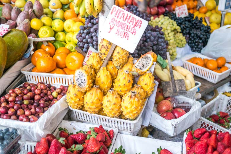 Postos de frutas nos mercados de Lima