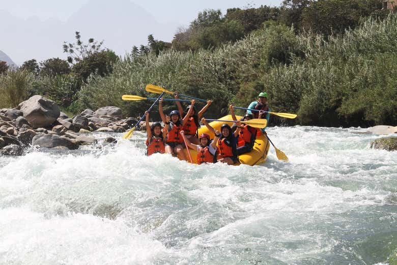 Having fun on the rapids of the Cañete River