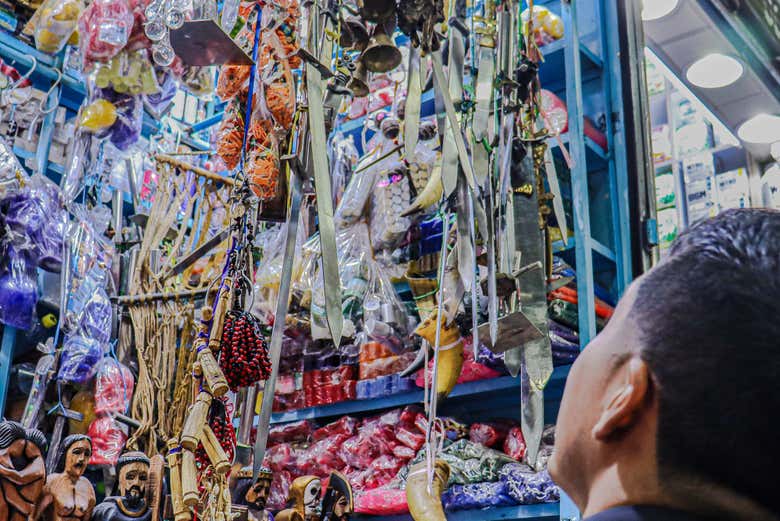 Curioseando amuletos en el Mercado de Brujas