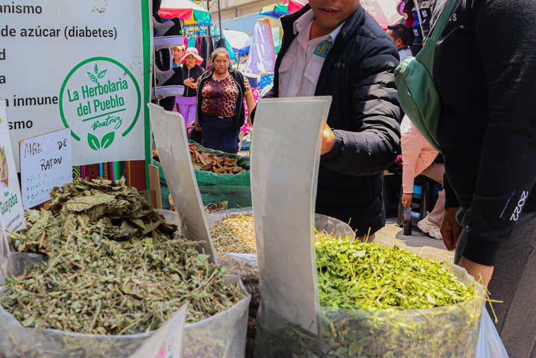 Aromi e colori delle erbe aromatiche del mercato