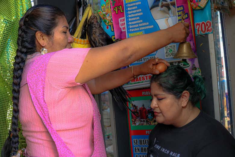 Una donna mentre realizza un rituale