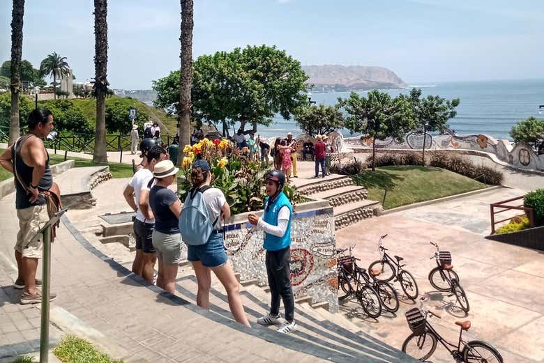 En bici por el malecón de Miraflores
