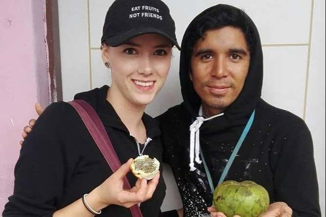 Degustando una deliciosa fruta tropical