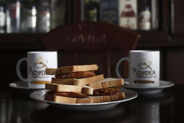 Pan con pejerrey, típico de Callao