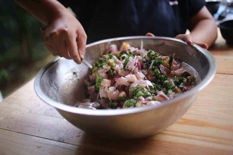 Preparando o ceviche