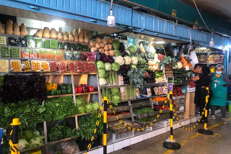 Un puesto de frutas y verduras en el mercado