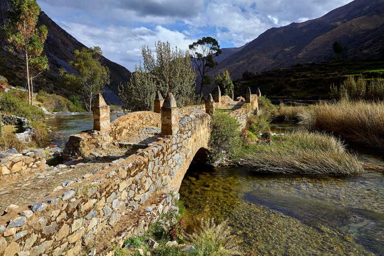 Puente colonial en Huancaya