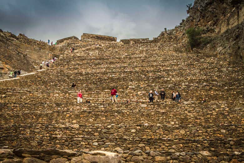 Exploring the ruins in Perú