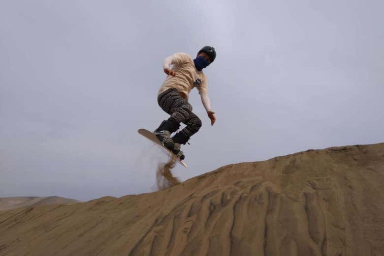 Jumping over Chilca's sand dunes