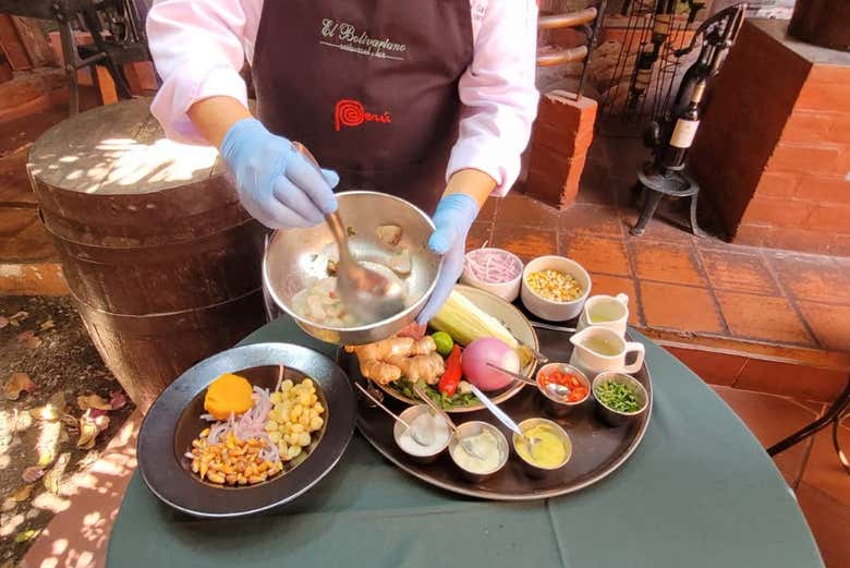 El chef preparando un plato